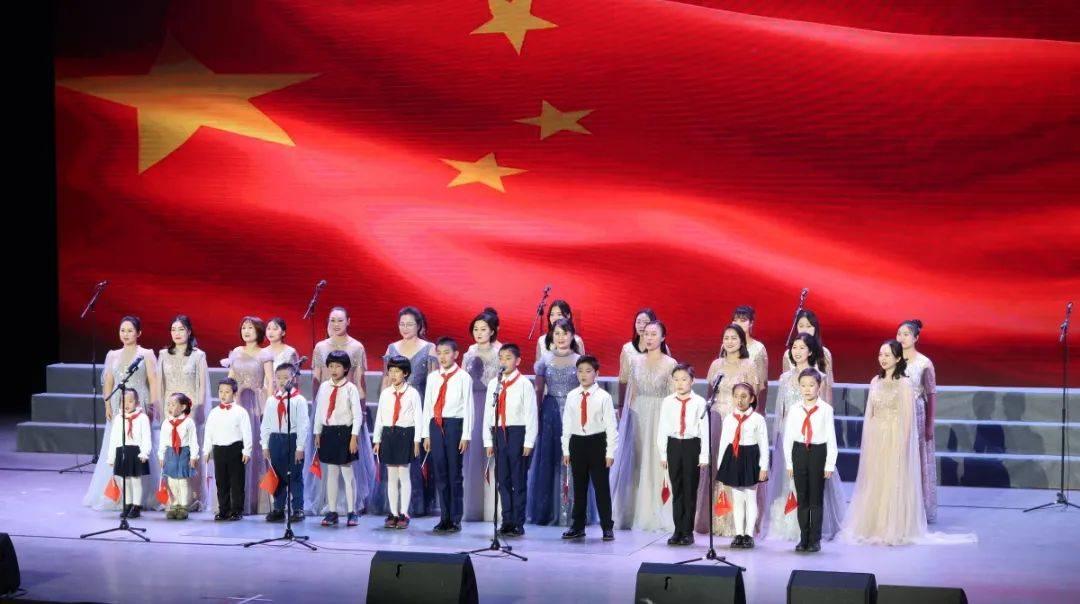 关于三只松鼠广告使用红领巾被指违法一事，三只松鼠是如何回应的？