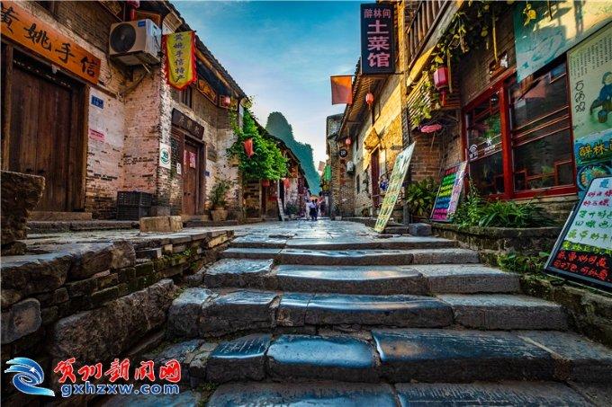 凯莉詹娜一袭黑色薄纱透视裙出街巴黎,耐心为粉丝签名,魅力时尚