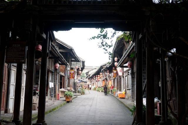 曝52岁汪峰娶网红陈露！两人逛街被偶遇，女方社交账号曝光